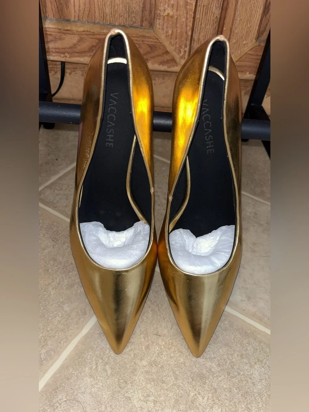 VACCASHE Gold Pointed-Toe Kitten Heel